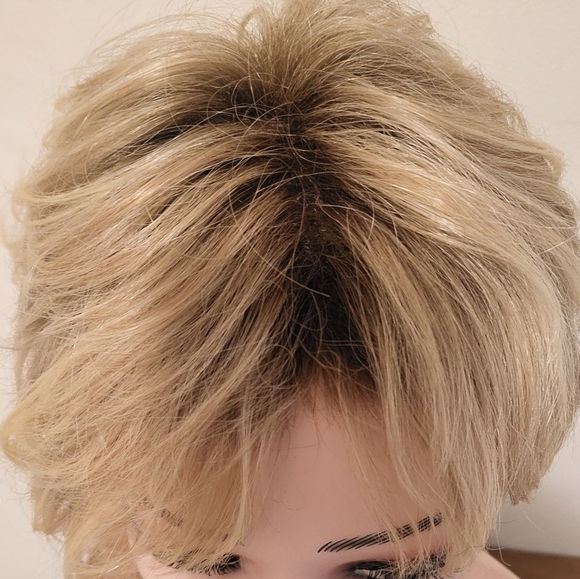 Short Blonde Wig - 10LR - Picture 6 of 8